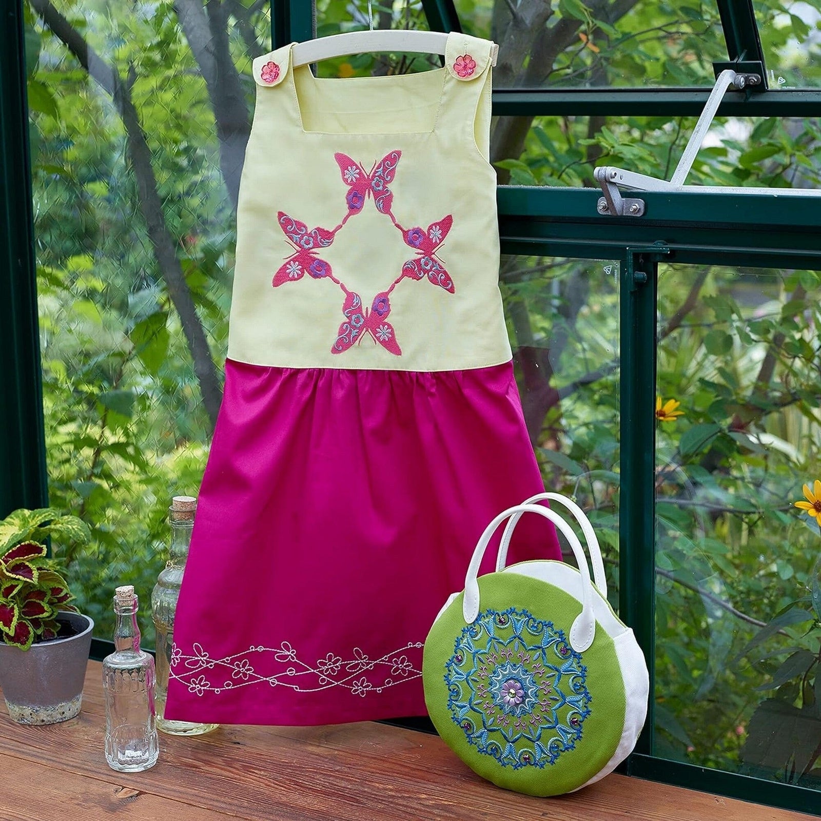 Brother SE2000 Embroidery & Sewing Machine Bundle W/ Silhouette Cameo 5 Alpha