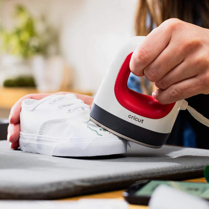 Cricut EasyPress Mini Heat Press - Raspberry