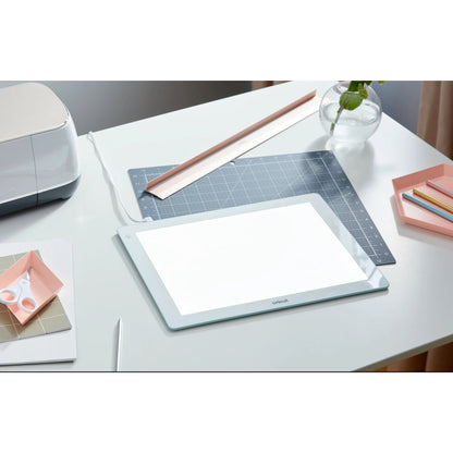 Cricut Brightpad - Light Tablet - 29.2 X 22.8 Cm - 34.3 X 27.9 Cm